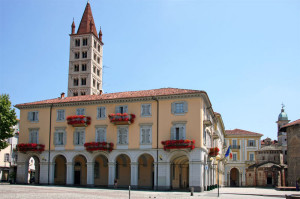 Il campanile di Santo Stefano e il municipio